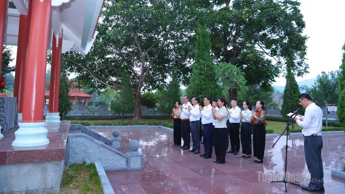 Trưởng ban Tổ chức Tỉnh ủy Trần Quang Minh và đoàn dâng hương tại Di tích Ban Tổ chức Trung ương Đảng tại thôn Tân Lập.