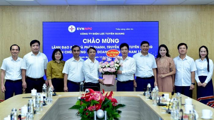 Lãnh đạo Báo và phát thanh, truyền hình Tuyên Quang tặng hoa chúc mừng Công ty Điện lực Tuyên Quang.