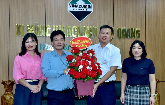 Lãnh đạo Báo và phát thanh, truyền hình Tuyên Quang, tặng hoa chúc mừng Công ty cổ phần Xi măng Tân Quang.