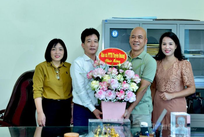 Lãnh đạo Báo và phát thanh, truyền hình Tuyên Quang tặng hoa chúc mừng Công ty cổ phần bê tông Tân Hà.