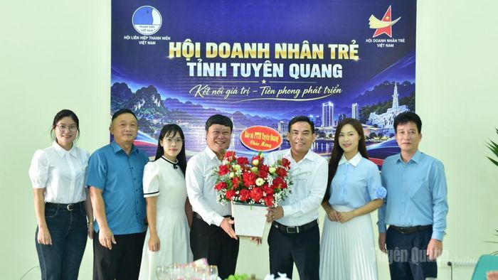 Báo và phát thanh, truyền hình Tuyên Quang, tặng hoa chúc mừng Hội Doanh nhân trẻ tỉnh Tuyên Quang.
