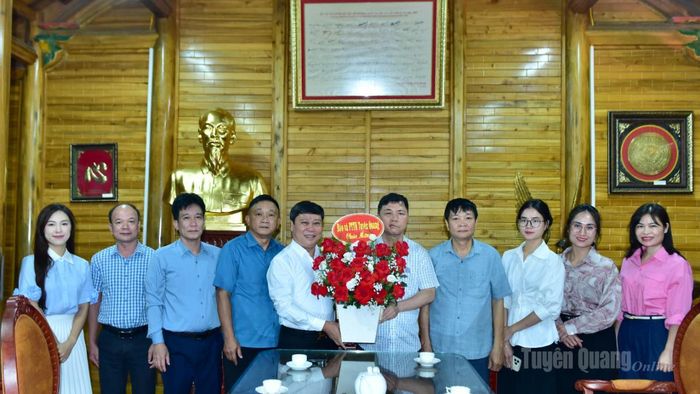 Báo và phát thanh, truyền hình Tuyên Quang, tặng hoa chúc mừng Công ty TNHH 27-7 (xã Sơn Dương).