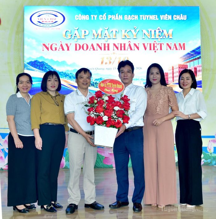 Lãnh đạo Báo và phát thanh, truyền hình Tuyên Quang tặng hoa chúc mừng Công ty cổ phần Gạch TUYNEL Viên Châu.