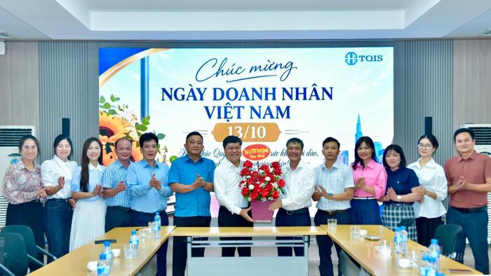 Báo và phát thanh, truyền hình Tuyên Quang, tặng hoa chúc mừng Công ty TNHH Gang thép Tuyên Quang.