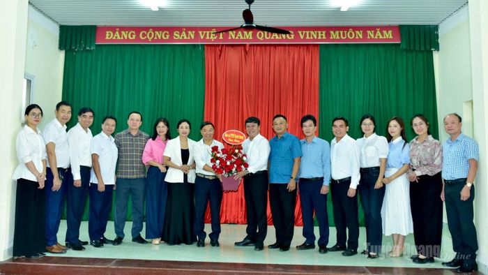 Báo và phát thanh, truyền hình Tuyên Quang tặng hoa chúc mừng Hiệp hội Doanh nghiệp tỉnh.