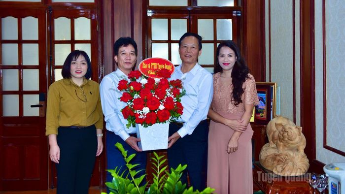 Lãnh đạo Báo và phát thanh, truyền hình Tuyên Quang tặng hoa chúc mừng Công ty TNHH Hiệp Phú.
