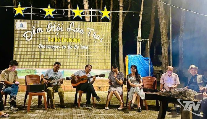 Các nghệ sĩ chia sẻ kinh nghiệm sáng tác trong hoạt động trải nghiệm thực tế do Liên hiệp Hội VHNT tổ chức.