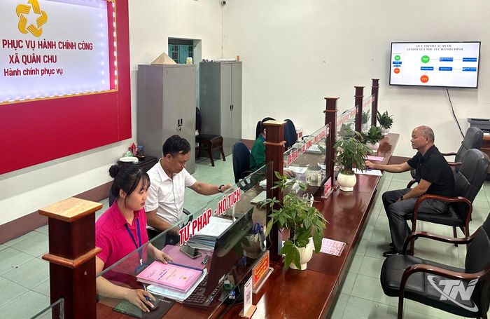 Trung tâm Phục vụ hành chính công xã Quân Chu đẩy mạnh giải quyết thủ tục qua môi trường điện tử nhằm tạo điều kiện thuận lợi cho người dân.