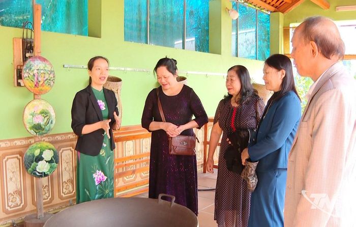 Du khách trải nghiệm sản xuất chè ở xã Tân Cương.