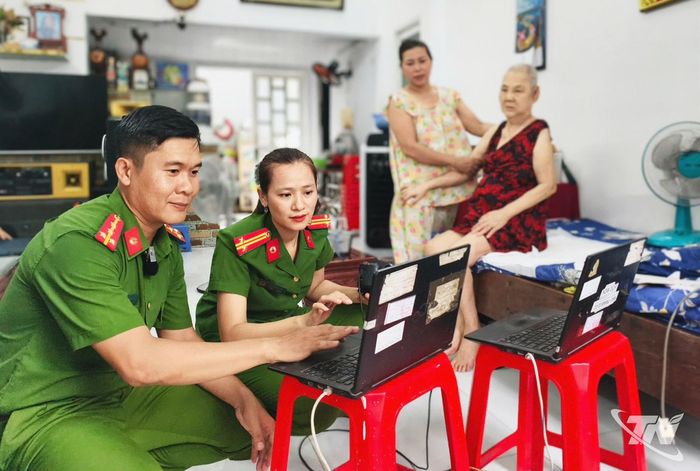 Cán bộ công an đến tận nhà hỗ trợ làm căn cước công dân cho người dân. Ảnh: TL