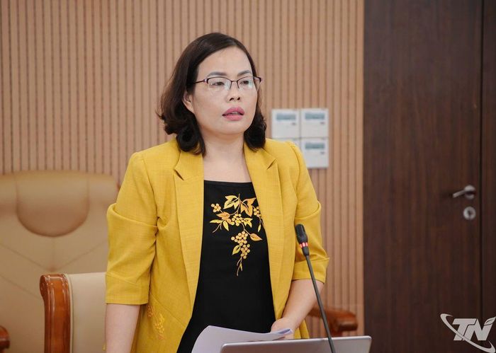 Đồng chí Trần Thị Lộc, Ủy viên Ban Thường vụ Tỉnh ủy, Phó Chủ tịch HĐND tỉnh phát biểu ý kiến.