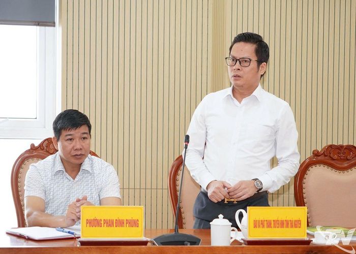 Đại diện Báo và Phát thanh, Truyền hình Thái Nguyên báo cáo về công tác tuyên truyền Festival.