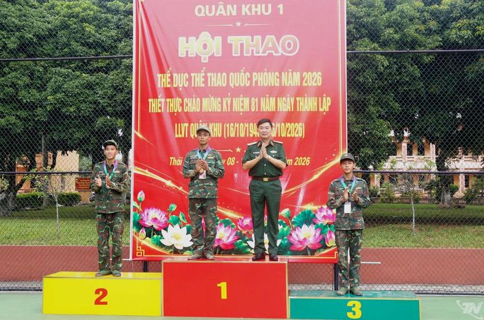 Thiếu tướng Nguyễn Văn Lịch trao giải nội dung Vượt vật cản huấn luyện thể lực.