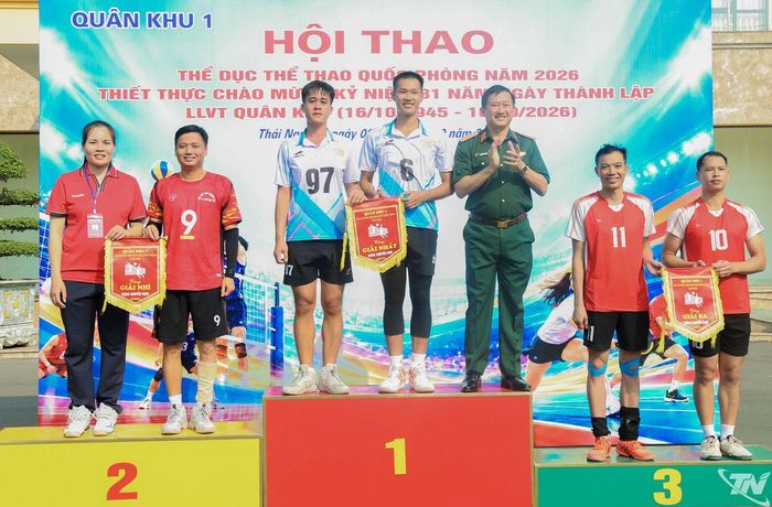 Trung tướng La Công Phương trao giải môn Bóng chuyền nam.