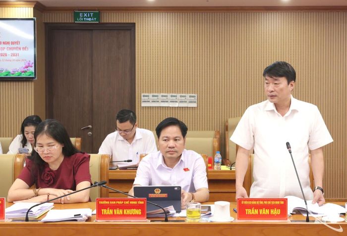 Đồng chí Phó Chủ tịch UBND tỉnh Trần Văn Hậu trao đổi, làm rõ một số ý kiến của đại biểu.