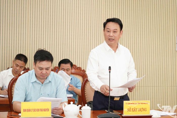 Đại diện Sở Xây dựng báo cáo tại Cuộc họp.