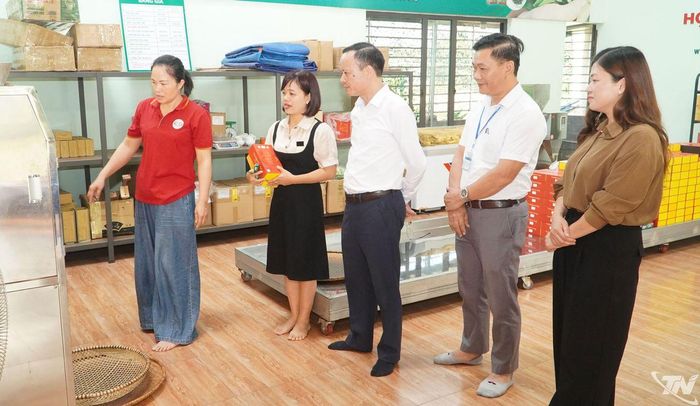 Đoàn khảo sát tại HTX Trà Nguyên Long.