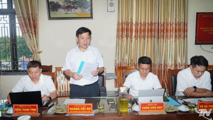 Lãnh đạo UBND xã báo cáo kết quả thực hiện các chính sách của HĐND tỉnh.
