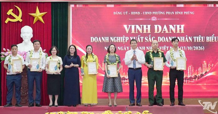 Phường Phan Đình Phùng vinh danh các doanh nghiệp, doanh nhân tiêu biểu.