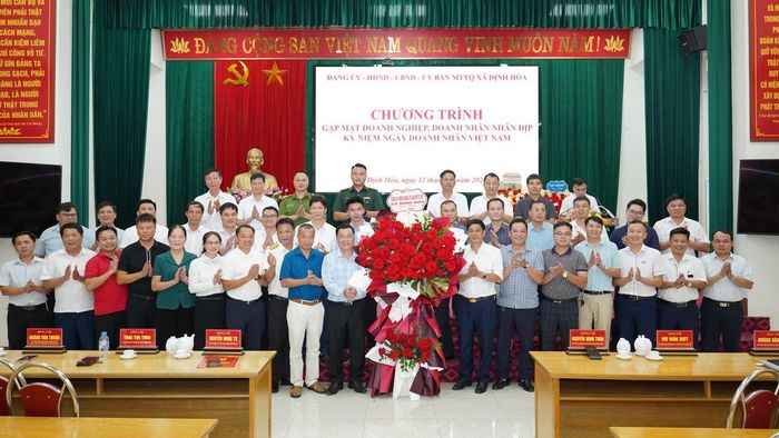 Lãnh đạo xã Định Hóa và các ban, ngành tặng hoa chúc mừng các doanh nghiệp, doanh nhân.