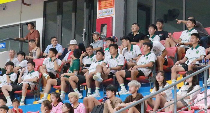 Khán giả cổ vũ cho hai đội bóng.