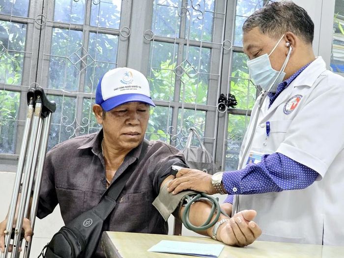 Kiểm tra sức khỏe cho người dân ở Trung tâm Y tế A Lưới