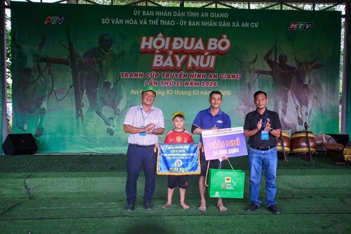  Ban Tổ chức và Nhà tài trợ Công ty CP Phân bón Bình Điền trao giải cho gia đình ông Nguyễn Văn Lâm – chủ nhân đôi bò về nhì năm 2026. (Ảnh: BFC) 