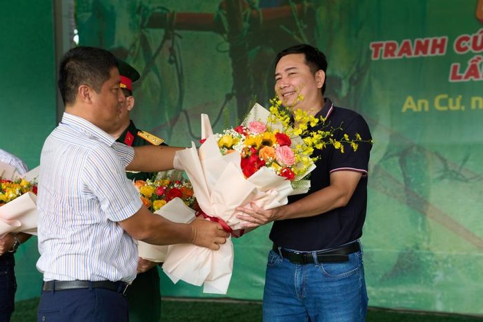  Ban Tổ chức trao hoa cho Đại diện Nhà tài trợ Công ty CP Phân bón Bình Điền. (Ảnh: BFC) 