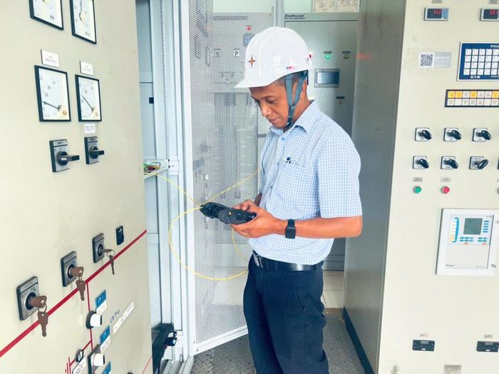 Chuyên viên Công ty Điện lực Đồng Nai đang đo kiểm chất lượng sợi quang định kỳ