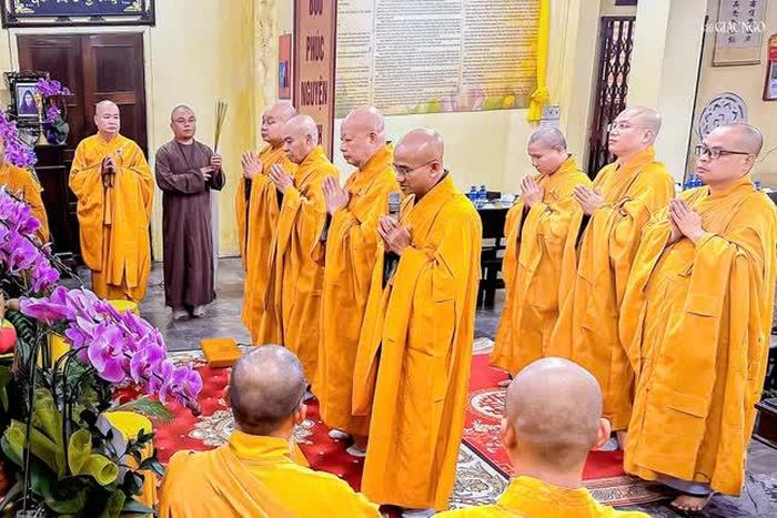 Vào sáng sớm 12-10, Hòa thượng Thích Lệ Trang, Phó Chủ tịch Hội đồng Trị sự, Trưởng ban Trị sự GHPGVN TP.HCM, cùng chư tôn đức Ban Trị sự GHPGVN TP.HCM đã về tổ đình Phật Bửu thành kính dâng hương tưởng niệm Đại tường Trưởng lão Hòa thượng Thích Tịnh Hạnh