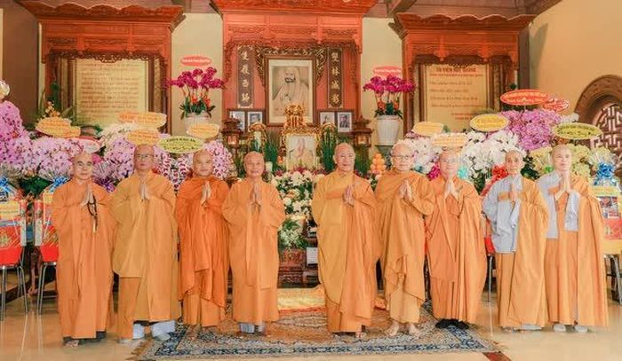 Phái đoàn Viện Nghiên cứu Phật học VN trước Giác linh đài Trưởng lão Hòa thượng Thích Minh Cảnh