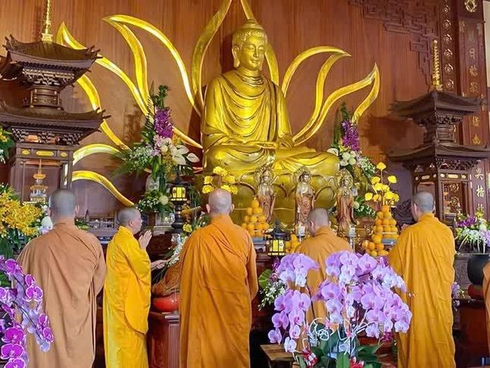 Khóa lễ cúng ngọ tại chánh điện tu viện Huệ Quang