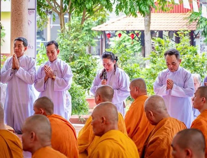 Đại diện đạo tràng tịnh xá Ngọc Thạnh, Phật tử Ngọc Năng cung đối trước chư tôn đức và hành giả khóa tu, dâng lời phát nguyện hộ trì suốt khóa