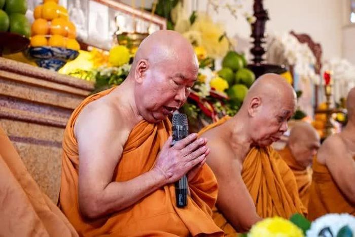 Hòa thượng Thích Giác Pháp đọc nội quy khóa tu