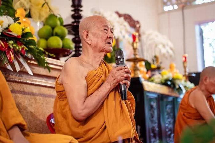 Trưởng lão Hòa thượng Thích Giác Giới ban đạo từ chứng minh