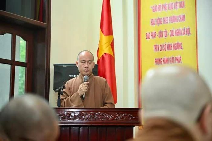 Đại đức Thích Minh Phúc, Chánh Thư ký Ban Trị sự GHPGVN tỉnh Ninh Bình trình bày báo cáo sơ lược hoạt động Phật sự quý III năm 2026
