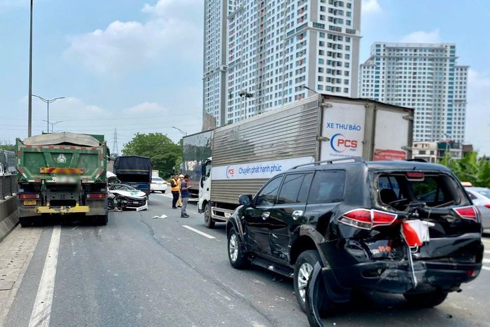 Chỉ một vụ va chạm có thể khiến tuyến Vành đai 3 trên cao ùn ứ.