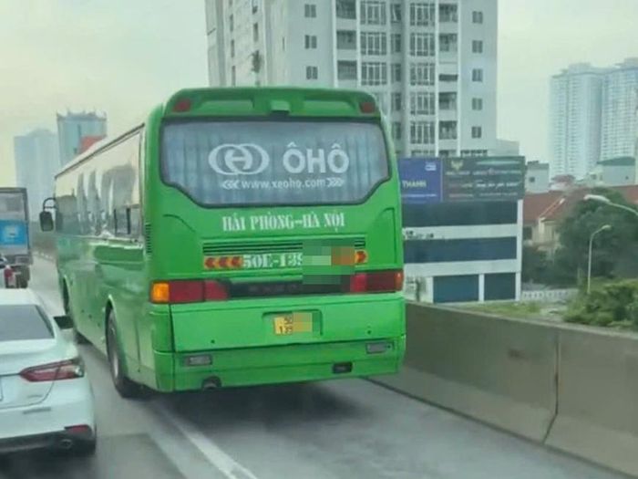 Tình trạng xe cố tình đi vào làn khẩn cấp Vành đai 3 trên cao diễn ra phổ biến.