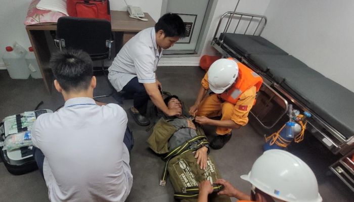 Ngư dân được lực lượng tìm kiếm cứu nạn hàng hải và các bác sĩ chăm sóc y tế ban đầu trên tàu và đưa về bờ điều trị. 