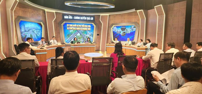 Chương trình Dân hỏi - Chính quyền trả lời với chủ đề "Tập trung nguồn lực phát triển hoàn thiện hạ tầng giao thông đa phương thức".