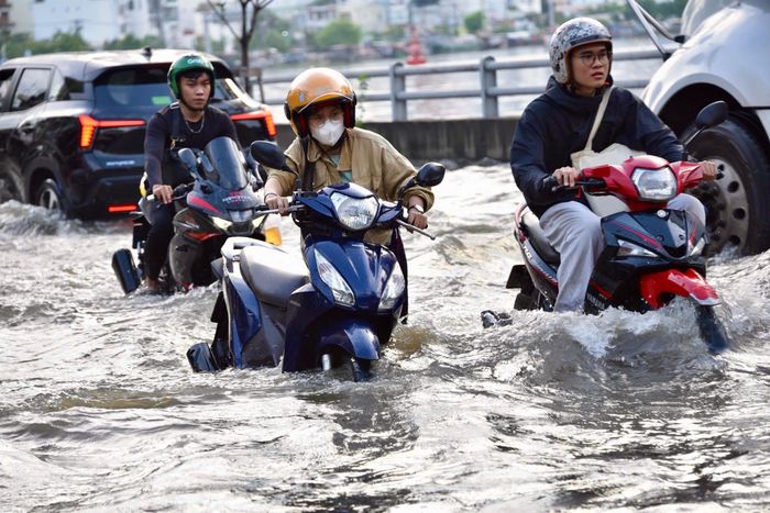 Tình trạng ngập nước tại nhiều khu vực tiếp tục đặt ra yêu cầu đầu tư đồng bộ hệ thống thoát nước và hạ tầng đô thị.