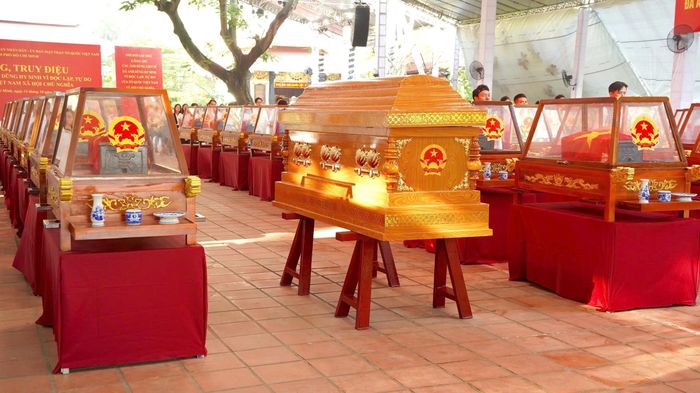 Khu vực tổ chức lễ được dựng rạp, bố trí nơi đặt hài cốt và các vị trí phục vụ nghi thức tưởng niệm. Khoảng 700 bàn được sắp xếp để đặt các tiểu quách hài cốt trong lồng kính, cùng lư hương, bình hoa và đĩa trái cây.
