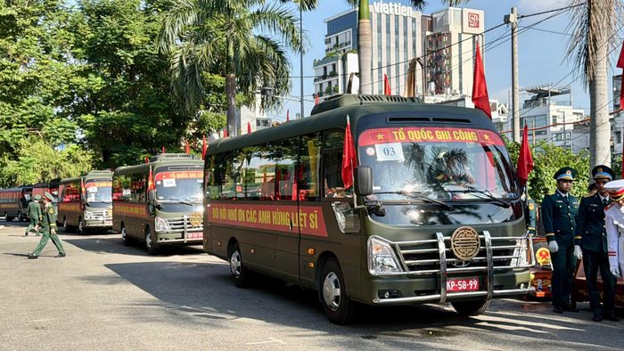 Đoàn xe phục vụ lễ an táng gồm xe dẫn đường, xe chỉ huy, xe quân kỳ, xe danh dự, xe chở hoa, 8 xe chở hài cốt liệt sĩ, xe chở đại biểu và xe kiểm soát quân sự.