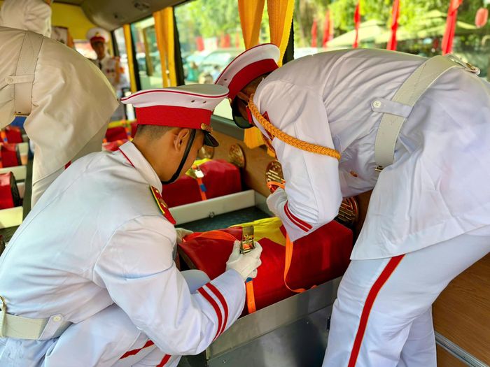 Công an TP.HCM đảm nhận các nghi thức tiêu binh, đội danh dự và công tác khiêng quách hài cốt liệt sĩ. Công tác bảo đảm an ninh trật tự, phòng cháy chữa cháy và chăm sóc sức khỏe đại biểu cũng được chuẩn bị.