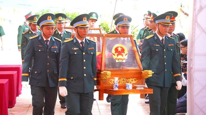 Từng công đoạn được kiểm tra kỹ nhằm bảo đảm an toàn và sự tôn nghiêm trong quá trình di chuyển. 