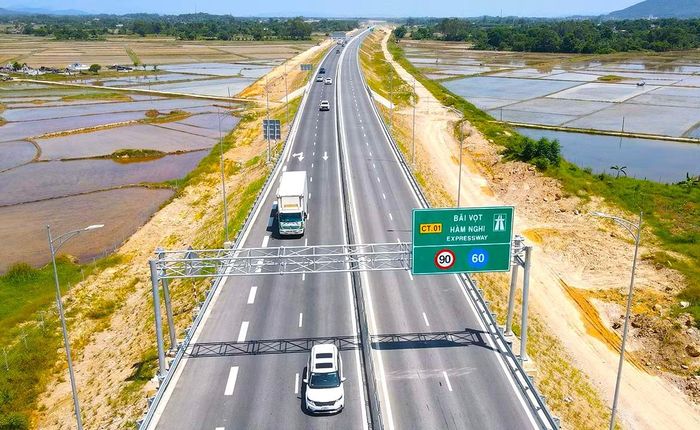 Hệ thống biển báo dễ đọc, dễ hiểu giúp tài xế lưu thông an toàn hơn (Ảnh minh họa).