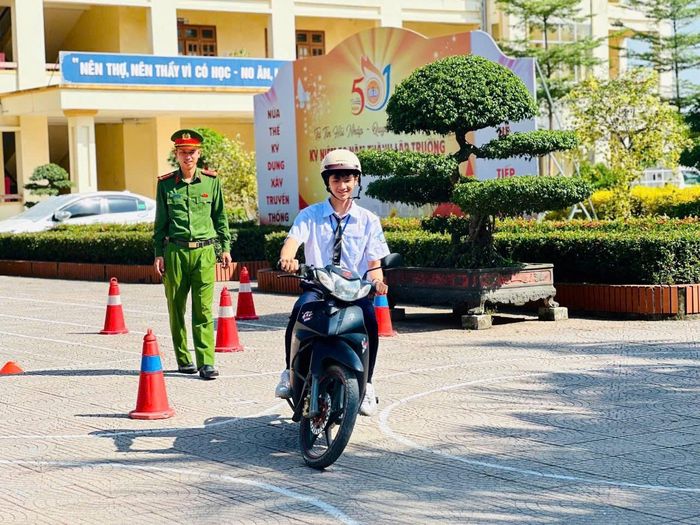 Chiến dịch đào tạo kỹ năng lái xe an toàn thu hút đông đảo học sinh và người dân tham gia. (Ảnh Công an TP Hải Phòng).