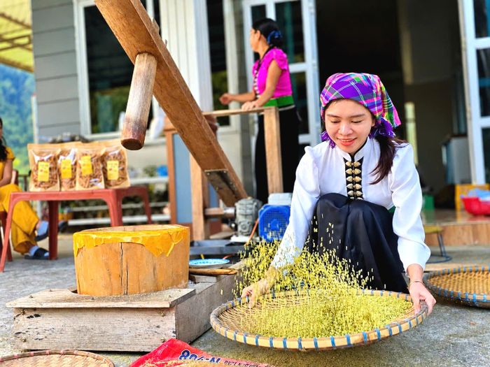 Sau mỗi lượt, thóc lại được sàng, sảy để loại bỏ trấu, tiếp tục giã cho đến khi hạt cốm đạt độ mềm dẻo, xanh non và sạch vỏ.