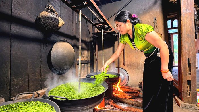 Lửa phải đều, người rang liên tục đảo thóc để hạt chín tới, không bị cháy hoặc quá khô. Thời gian rang khoảng 30 phút, tùy thuộc vào độ non của lúa và điều kiện chế biến. Khi hạt thóc bắt đầu nứt, hương thơm của nếp lan tỏa, người làm cốm sẽ căn chỉnh để chuẩn bị cho công đoạn tiếp theo.