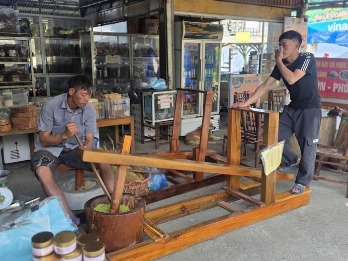 Người Thái ở Tú Lệ thường làm cốm để cúng ông bà tổ tiên và ăn chơi. Ngày nay, cốm Tú Lệ trở thành đặc sản nổi tiếng. Du khách có thể chọn túi cốm hút chân không, đóng gói về làm quà. Một cân cốm có giá khoảng 150.000 đồng nếu mua tại nhà người dân.Hầu hết các gia đình ở xã Tú Lệ đều làm cốm, nhưng điểm làm cốm nổi tiếng nhất là bản Nà Lóng nằm trên tuyến quốc lộ 32, cách Mù Cang Chải khoảng 60km.